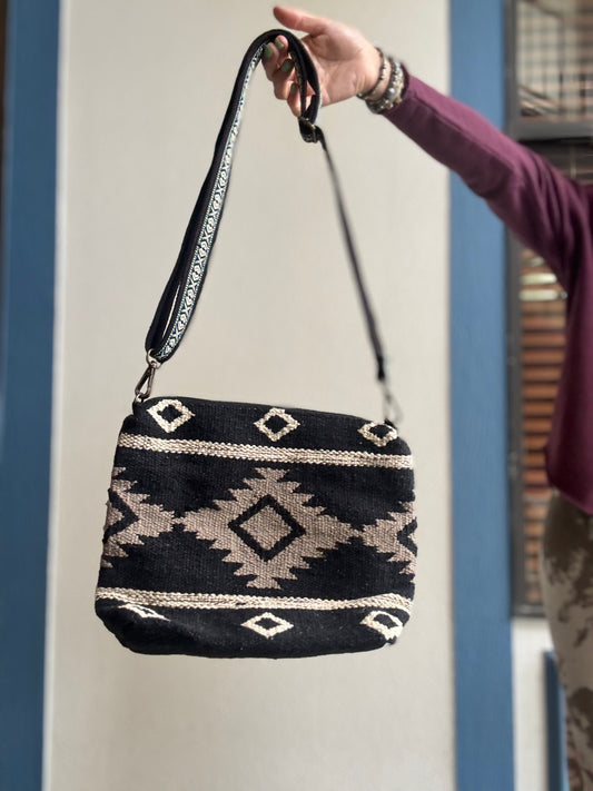 Nago Crossbody